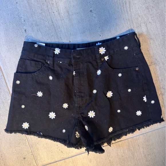 PacSun Black Daisy Jean Shorts - Picture 2 of 4